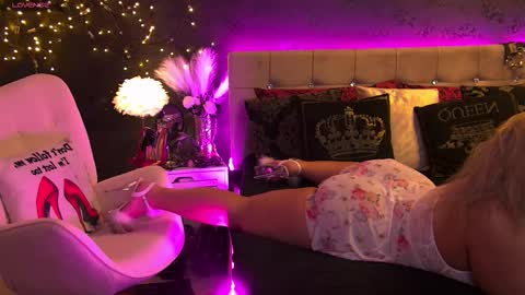 Snapshot of zoemesmerizee chatting on 10.28.25 ZoeMesmerize online show from 10.28.25