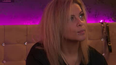 Snapshot of zoemesmerizee chatting on 11.06.25 ZoeMesmerize online show from 11.06.25