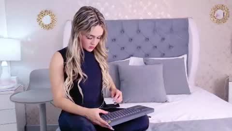 ZoeWilliis online show from 07.10.26