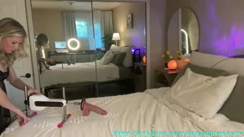 Zoeydanner online show from 10.22.25