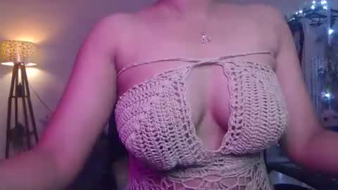 Snapshot of zonayesha chatting on 10.01.25 Zona online show from 10.01.25