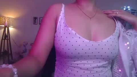 Snapshot of zonayesha chatting on 10.16.25 Zona online show from 10.16.25