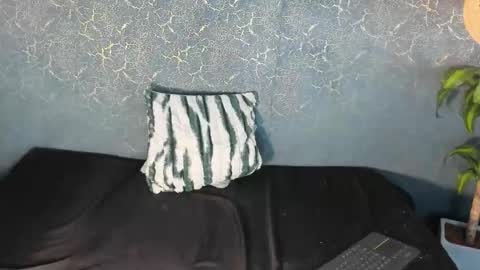 Snapshot of zorre_ chatting on 10.10.25 Zoe And Frienda online show from 10.10.25