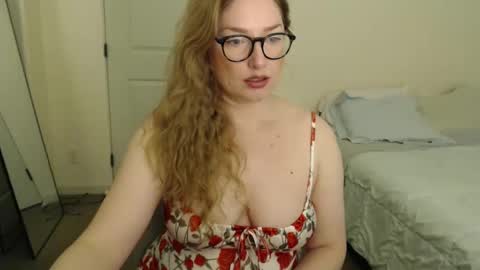 Snapshot of zuzuclaire chatting on 06.06.26 Carly online show from 06.06.26