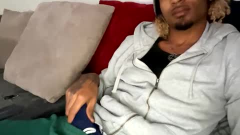 Snapshot of zylr chatting on 10.30.25 mixedtwinklol online show from 10.30.25