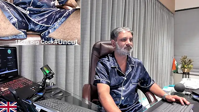 Snapshot of OnlineBossUK chatting on 02.26.26 OnlineBossUK online show from 02.26.26