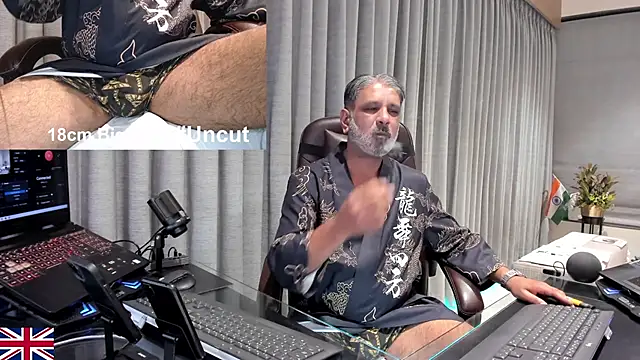 Snapshot of OnlineBossUK chatting on 03.12.26 OnlineBossUK online show from 03.12.26