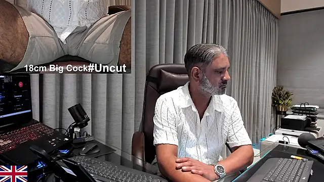 Snapshot of OnlineBossUK chatting on 03.22.26 OnlineBossUK online show from 03.22.26