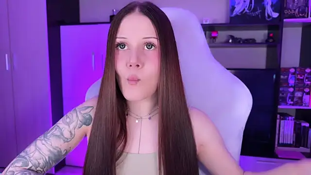 Snapshot of jasminevine chatting on 10.03.25 jasminevine online show from 10.03.25