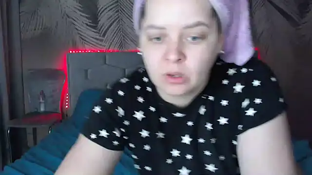 Snapshot of uliastar chatting on 02.19.25 uliastar online show from 02.19.25