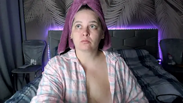 Snapshot of uliastar chatting on 10.14.25 uliastar online show from 10.14.25