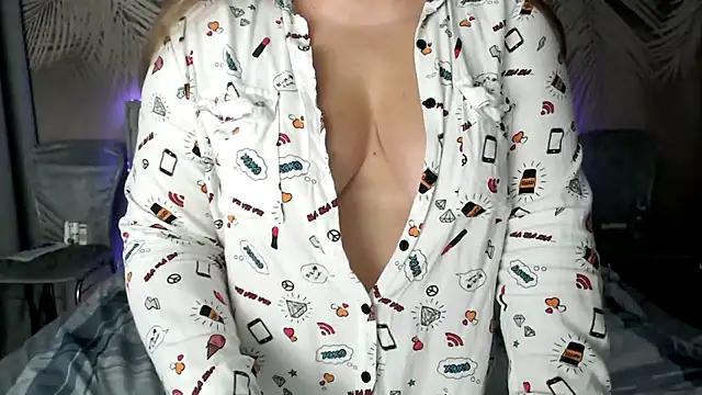 Snapshot of uliastar chatting on 10.15.25 uliastar online show from 10.15.25