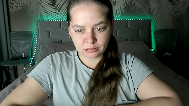 Snapshot of uliastar chatting on 10.21.25 uliastar online show from 10.21.25