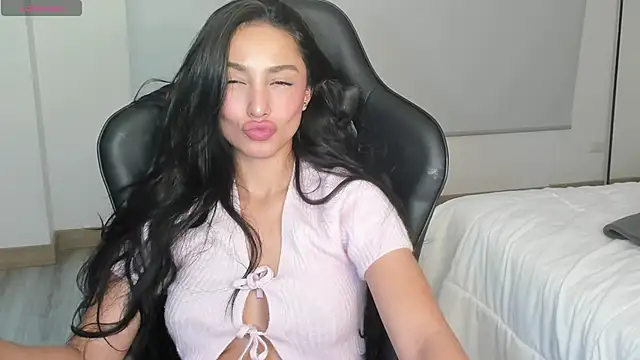 EvaMoet online show from 03.16.25