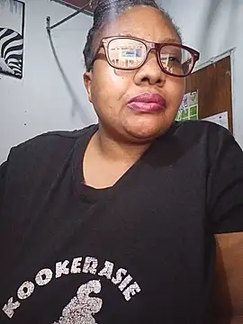 Snapshot of YELLOW_BONE chatting on 06.04.26 YELLOW BONE online show from 06.04.26