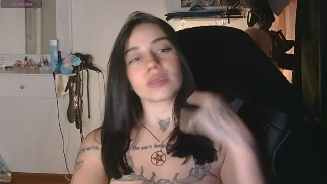 Snapshot of val_bardot chatting on 05.12.26 val bardot online show from 05.12.26