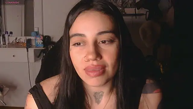 Snapshot of val_bardot chatting on 05.19.26 val bardot online show from 05.19.26