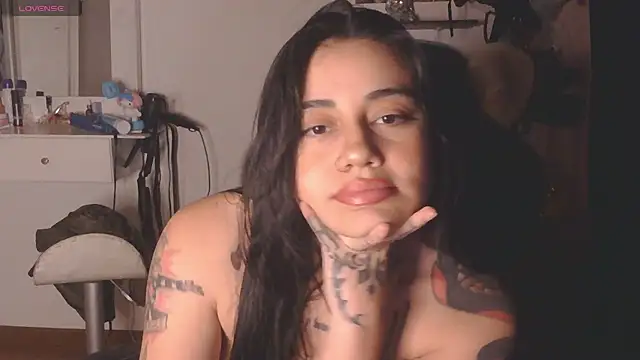 Snapshot of val_bardot chatting on 05.22.26 val bardot online show from 05.22.26