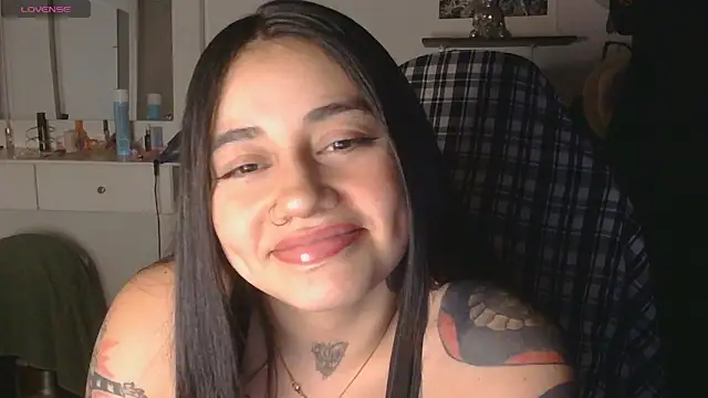 Snapshot of val_bardot chatting on 05.27.26 val bardot online show from 05.27.26
