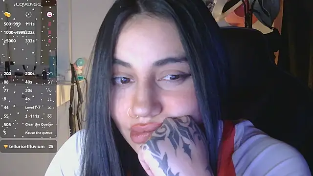 Snapshot of val_bardot chatting on 06.14.26 val bardot online show from 06.14.26