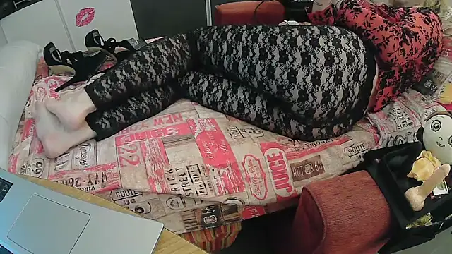 Snapshot of CristinaTrav chatting on 10.06.25 CristinaTrav online show from 10.06.25