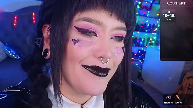 Snapshot of wickedxqueen chatting on 12.20.24 wickedxqueen online show from 12.20.24