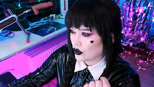 Snapshot of wickedxqueen chatting on 02.13.25 wickedxqueen online show from 02.13.25