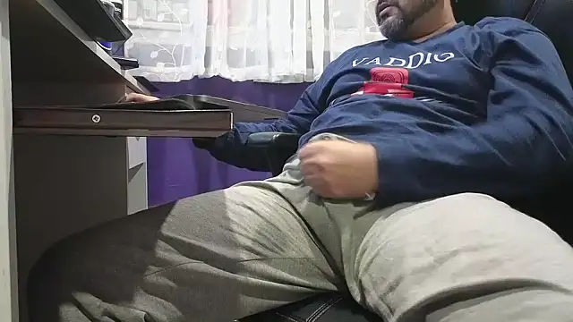 Snapshot of Sakhtlaundaz chatting on 12.17.24 Sakhtlaundaz online show from 12.17.24