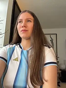Snapshot of AmelieLaurent_ chatting on 06.17.26 AmelieLaurent online show from 06.17.26