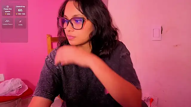 Snapshot of Cuteprincess21 chatting on 10.15.25 Cuteprincess21 online show from 10.15.25