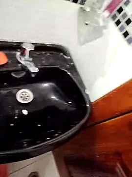 Snapshot of Alexisllanos chatting on 12.21.25 Alexisllanos online show from 12.21.25