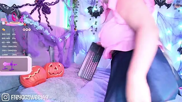 Snapshot of Sweet_freya1 chatting on 10.31.25 Sweet freya1 online show from 10.31.25