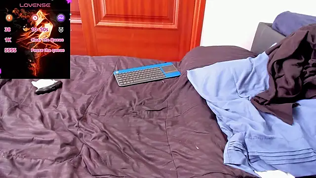 Snapshot of Aron_Baylor chatting on 10.16.25 Aron Baylor online show from 10.16.25