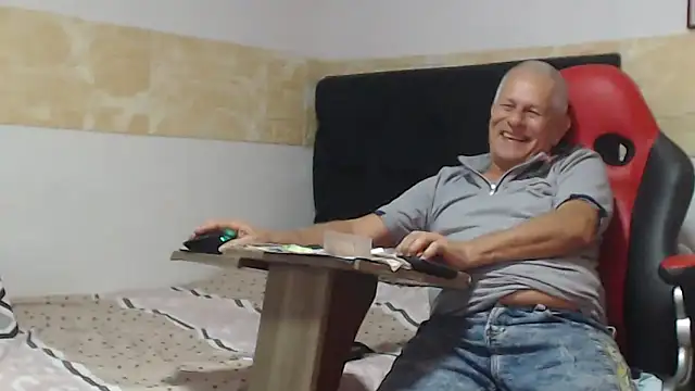 Snapshot of VALENTINO1983_ chatting on 10.11.25 VALENTINO1983 online show from 10.11.25