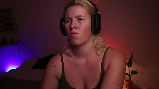 Snapshot of moonamii chatting on 12.02.24 moonamii online show from 12.02.24