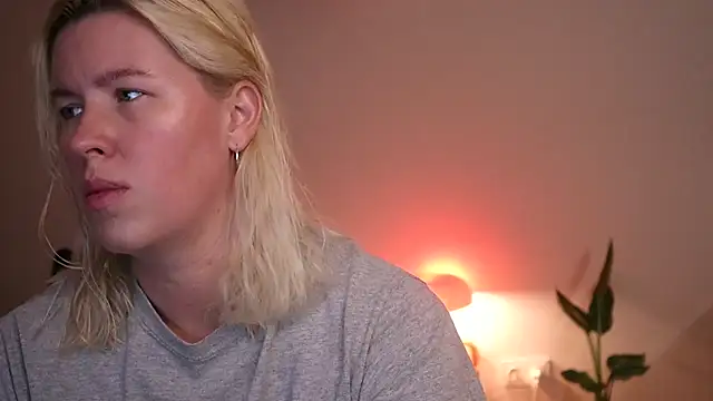 Snapshot of moonamii chatting on 12.10.24 moonamii online show from 12.10.24