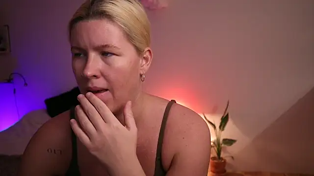 Snapshot of moonamii chatting on 12.15.24 moonamii online show from 12.15.24