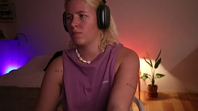 Snapshot of moonamii chatting on 01.09.25 moonamii online show from 01.09.25