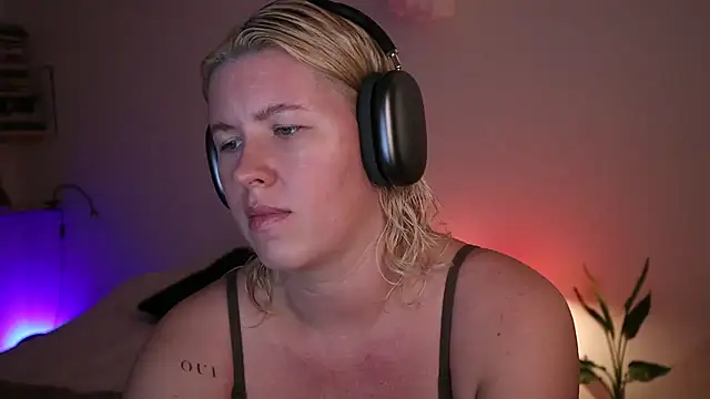 Snapshot of moonamii chatting on 01.10.25 moonamii online show from 01.10.25