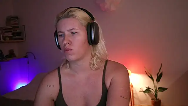 Snapshot of moonamii chatting on 01.15.25 moonamii online show from 01.15.25