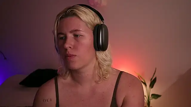 Snapshot of moonamii chatting on 01.22.25 moonamii online show from 01.22.25