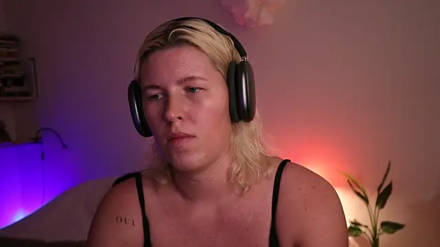 Snapshot of moonamii chatting on 01.27.25 moonamii online show from 01.27.25