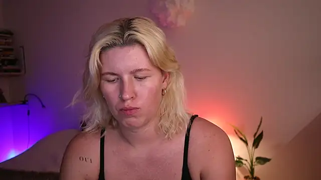 Snapshot of moonamii chatting on 01.27.25 moonamii online show from 01.27.25