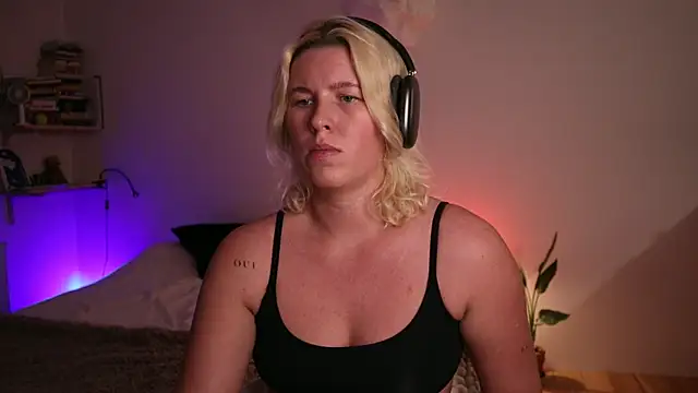 Snapshot of moonamii chatting on 01.28.25 moonamii online show from 01.28.25