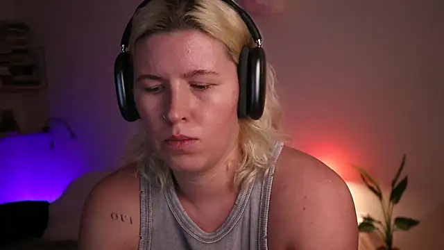 Snapshot of moonamii chatting on 01.30.25 moonamii online show from 01.30.25