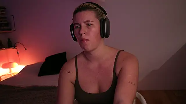 Snapshot of moonamii chatting on 02.19.25 moonamii online show from 02.19.25