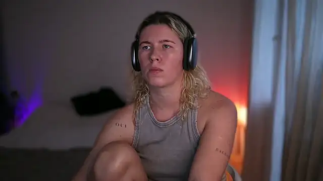 Snapshot of moonamii chatting on 09.12.25 moonamii online show from 09.12.25