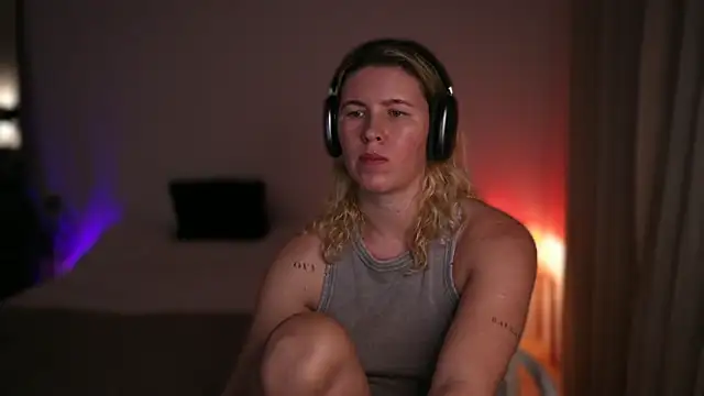 Snapshot of moonamii chatting on 09.15.25 moonamii online show from 09.15.25