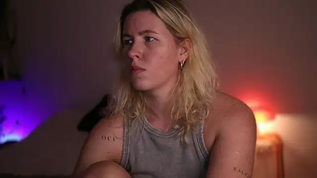 Snapshot of moonamii chatting on 09.17.25 moonamii online show from 09.17.25