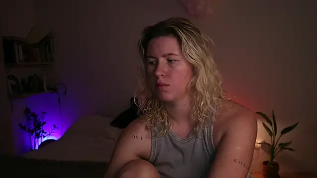 Snapshot of moonamii chatting on 09.26.25 moonamii online show from 09.26.25